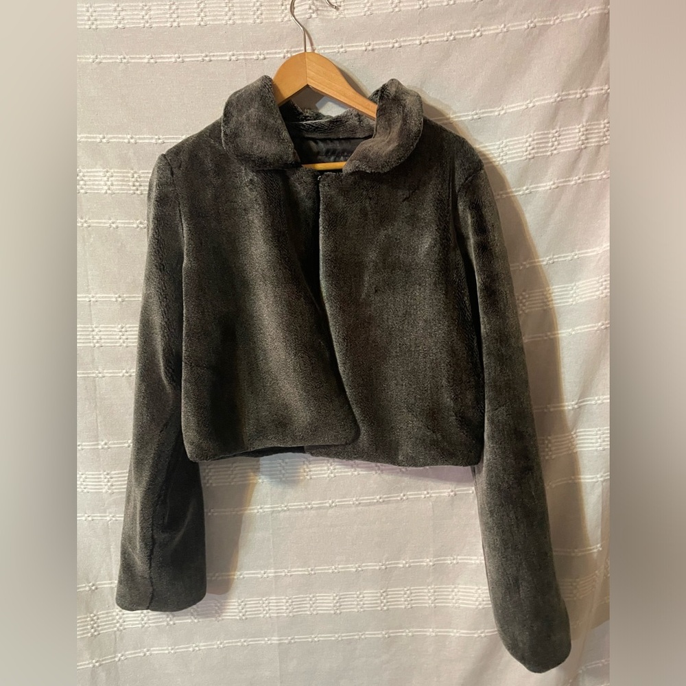 FUDA New York Gray Faux Fur Collard Shrug Bolero Long Sleeve Clasp Close